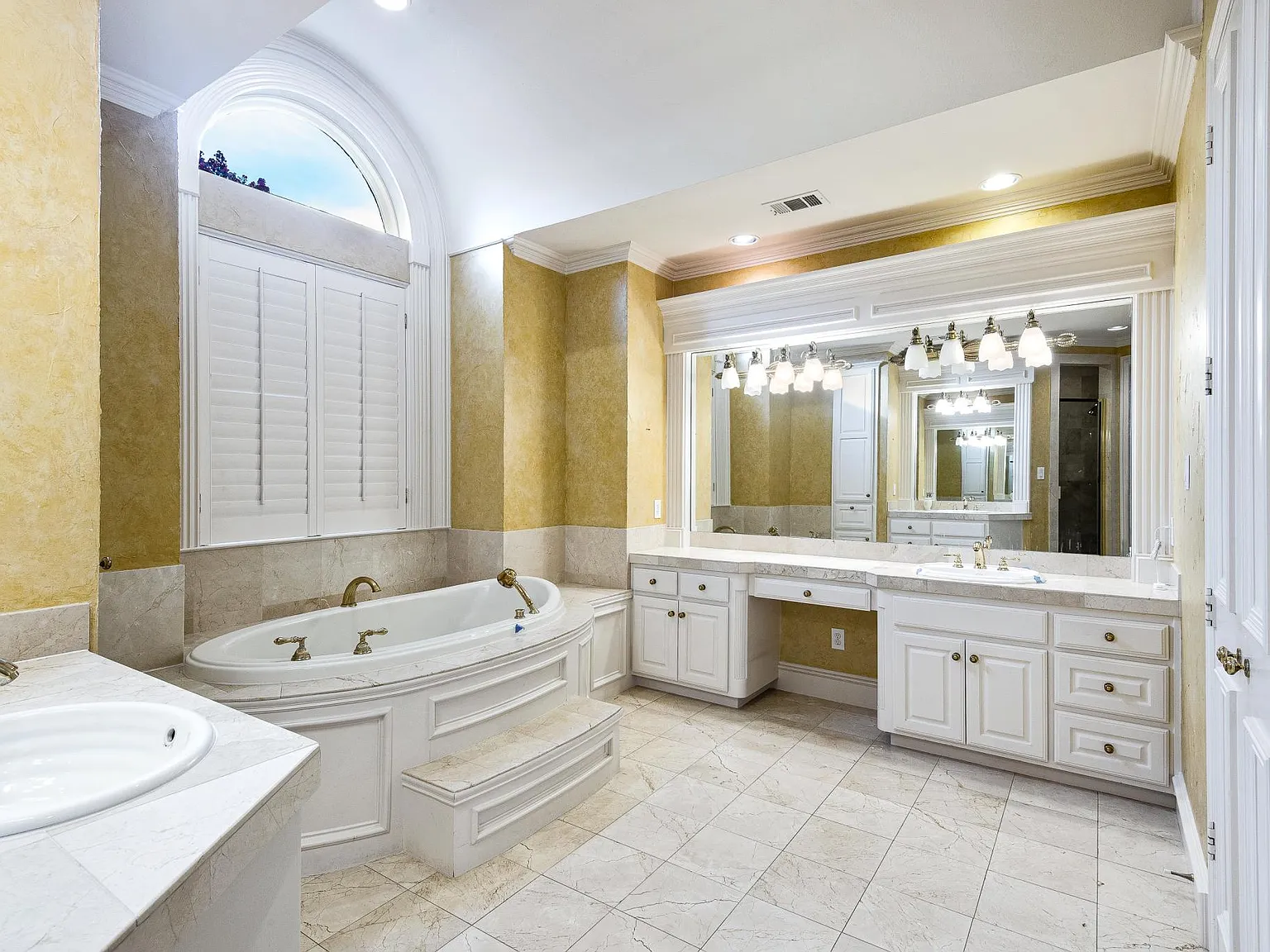 4 bed, 4.5 bath, 4512 sqft, $5,899 — Photo 4