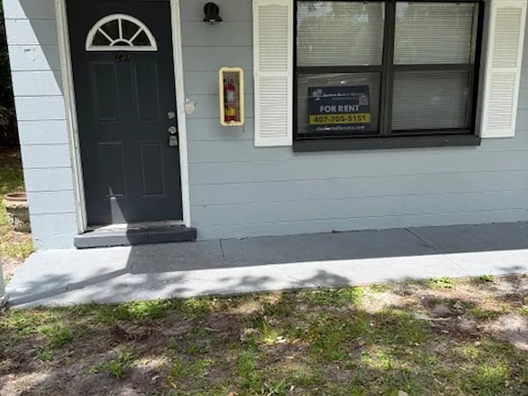 230 N Robbins Ave — Photo 2