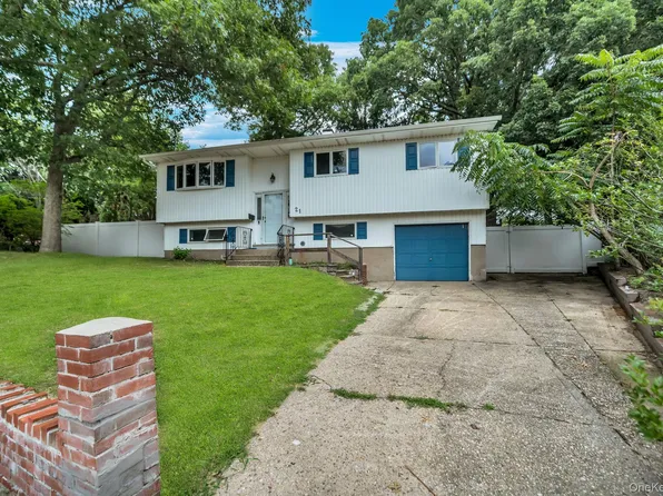 21 University Drive, Ronkonkoma, NY 11779