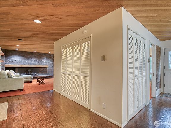 2nd image of 701 W Harriet Avenue