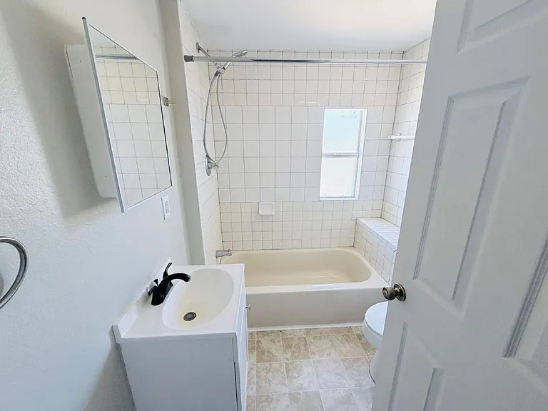 1002 Avenue E #4 — Photo 6