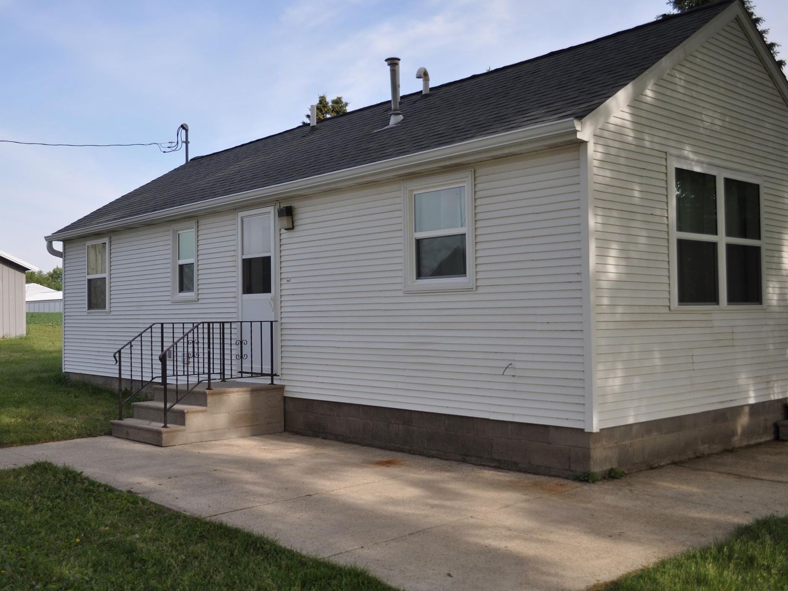 409 S Main Ave, IA 52202 Zillow