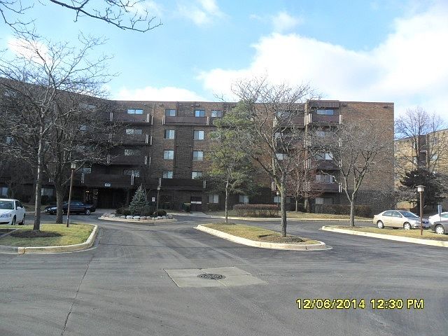 1st image of 840 Wellington Ave Unit 520