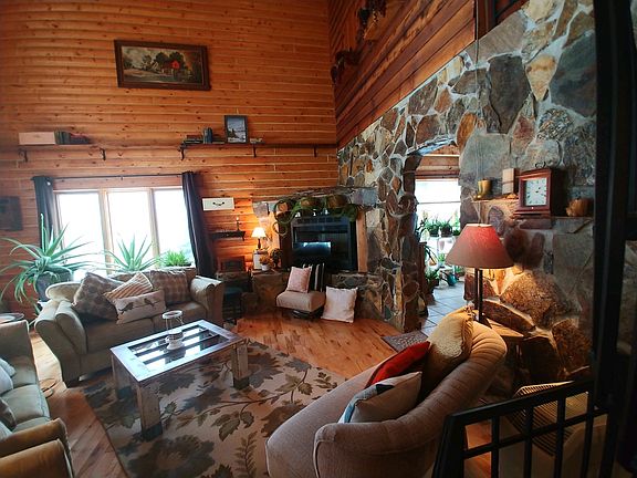 Bright, Spacious Family Rm!