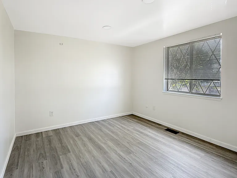 24915 Mayfair St — Photo 9