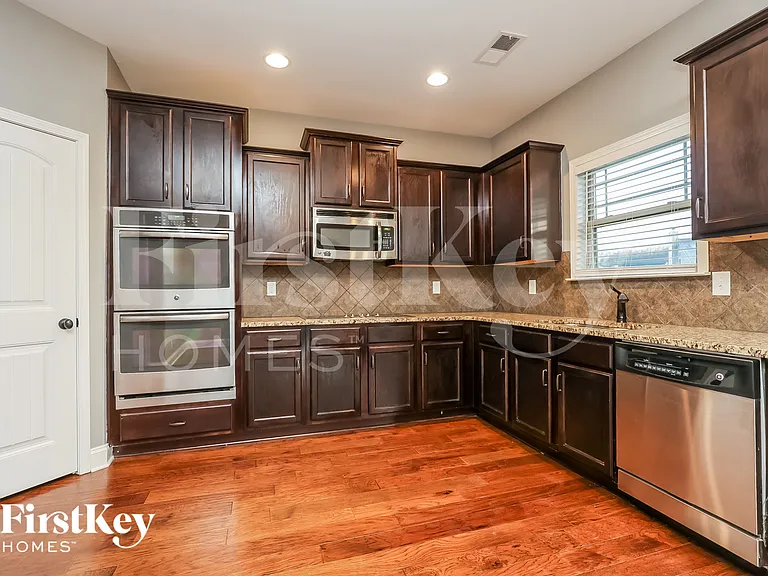 1499 Amberley Dr — Photo 6