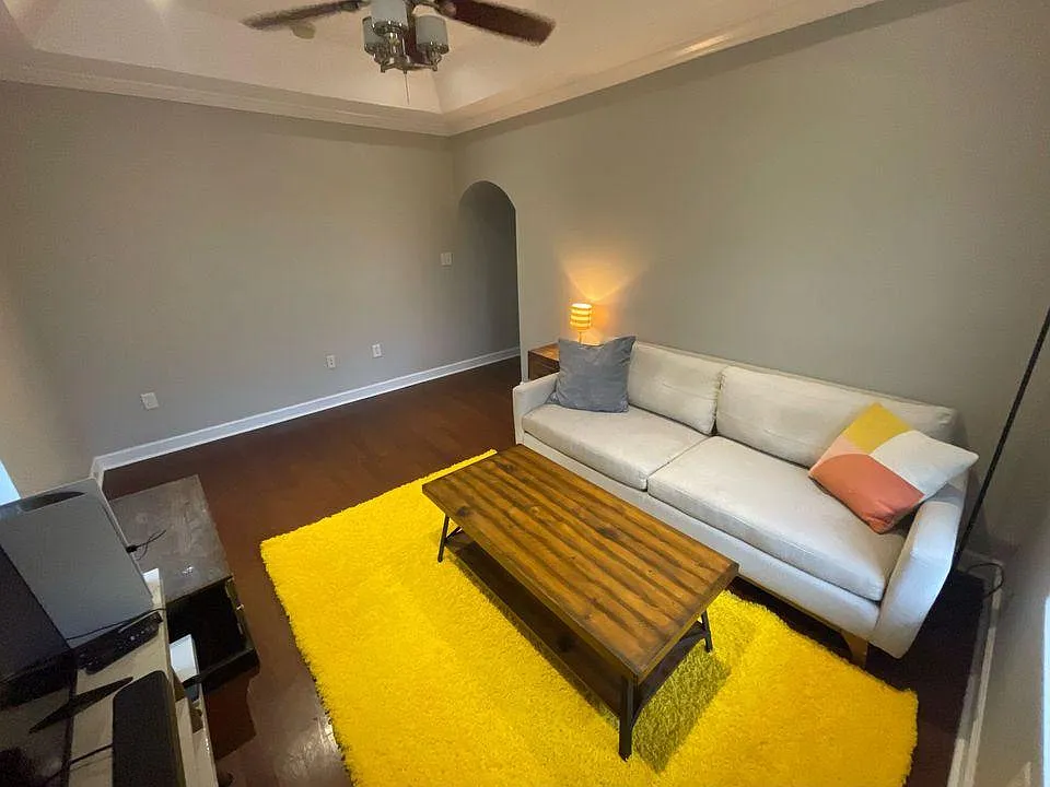 629 E Henry St — Photo 2
