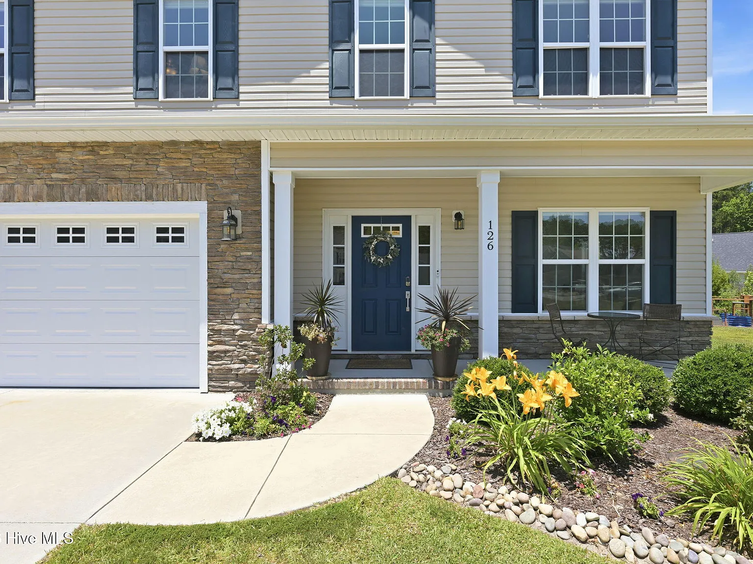 3 bed, 2.5 bath, 2241 sqft, $2,300 — Photo 4