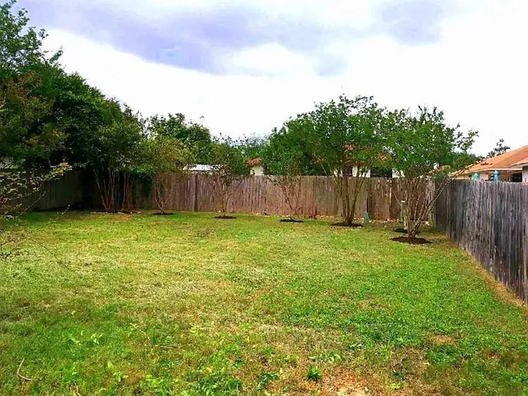 2200 Larston Ln — Photo 15
