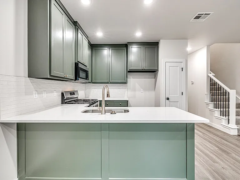 616 W 2nd St #100 — Photo 15