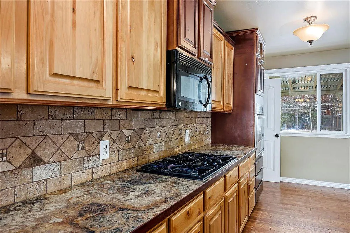 3 bed, 1894 sqft, $2,000 — Photo 2