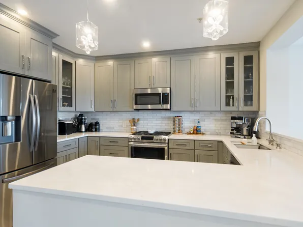 302 The Promenade image 18 of 48