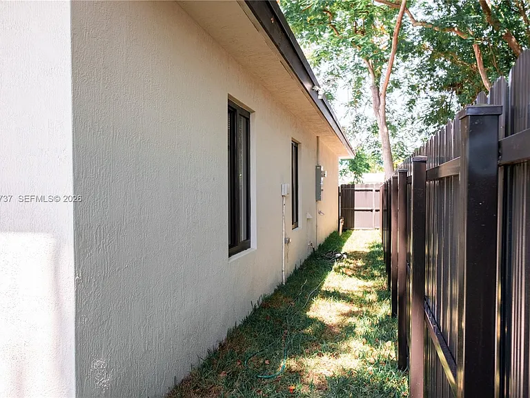 2522 NW 9th Pl — Photo 33