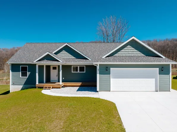 898 Coyote Ln, Traverse City, MI 49696