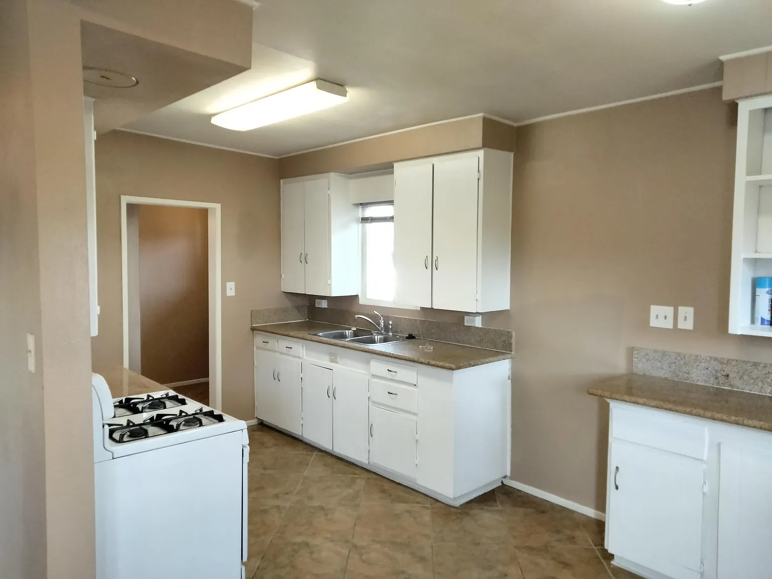 3 bed, 1.5 bath, 1300 sqft, $2,000 — Photo 3