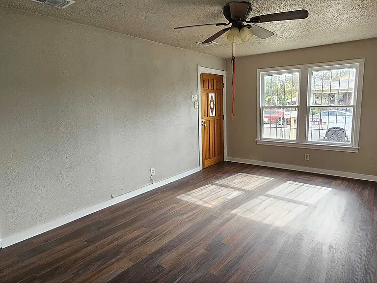 339 Leroux St — Photo 10