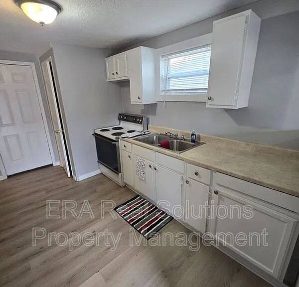2400 Pomola St — Photo 9