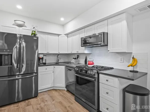 67 Galewood Dr APT B, Matawan, NJ 07747
