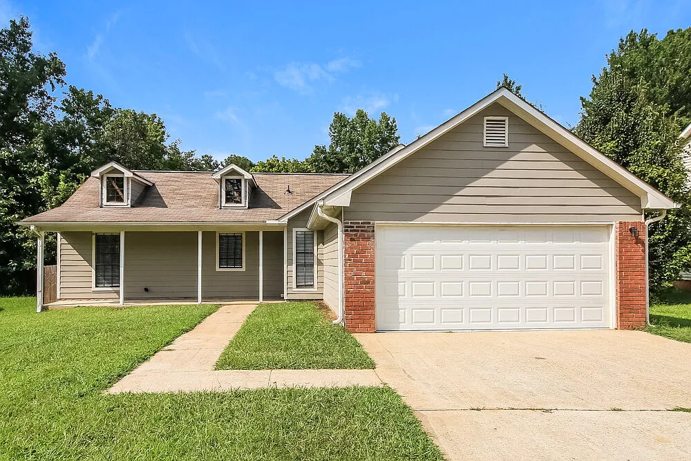 3 bed, 2.0 bath, 1356 sqft, $2,060 — Photo 1