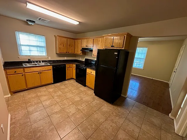 2 bed, 858 sqft, $1,100 — Photo 3