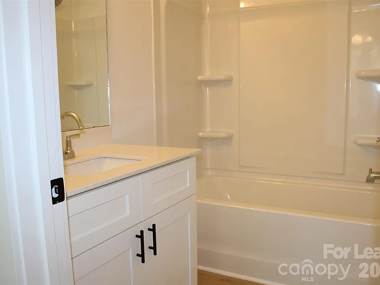562 W Park Ave #B — Photo 13