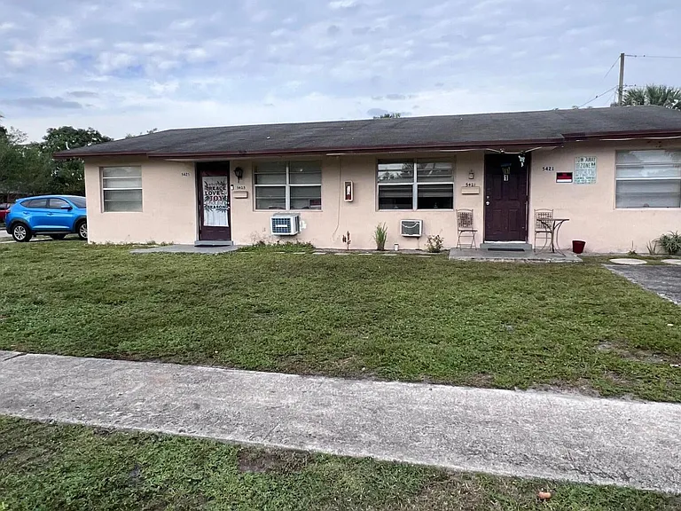 5421-5425 NW 15th Ct #5425 — Photo 1