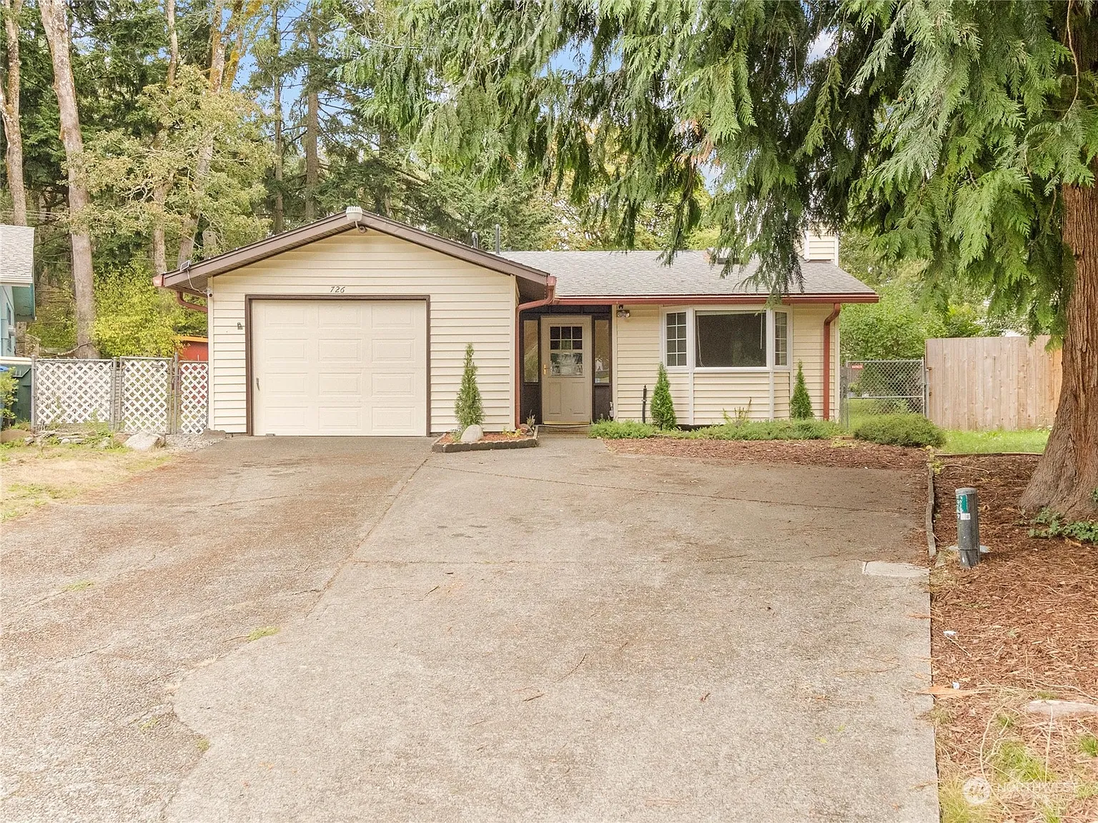 726 Oakcrest Court SE photo 1