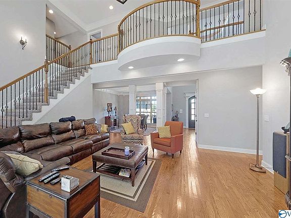 3rd image of 10 Sylvias Way SE