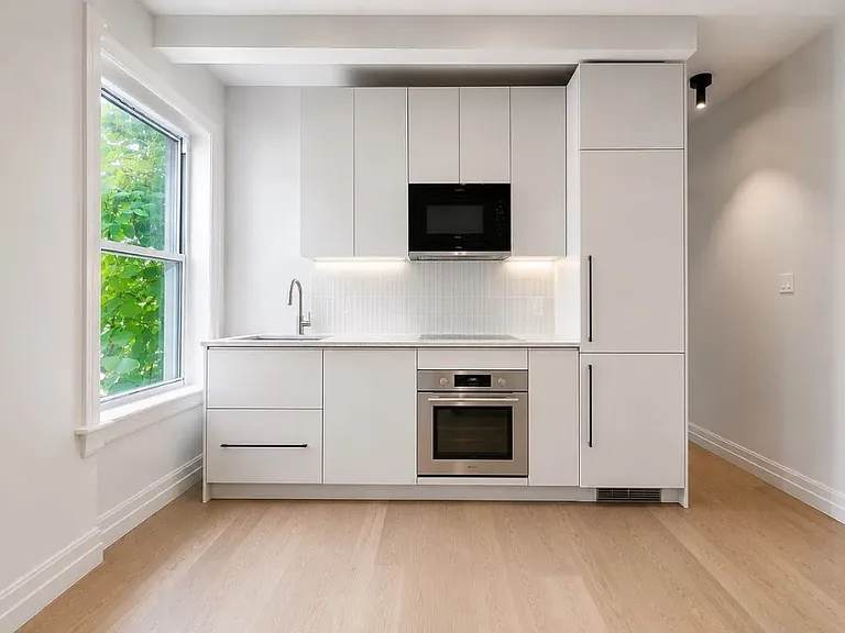 241 W 13th St #16 — Photo 4