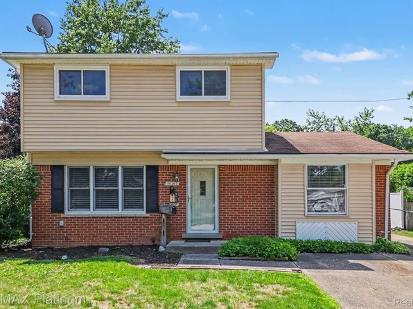 30203 S Stockton Dr, Farmington Hills, MI 48336