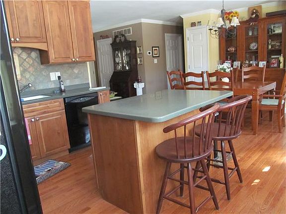 EIK w/Hardwood Floor, Island, Built-in Hutch