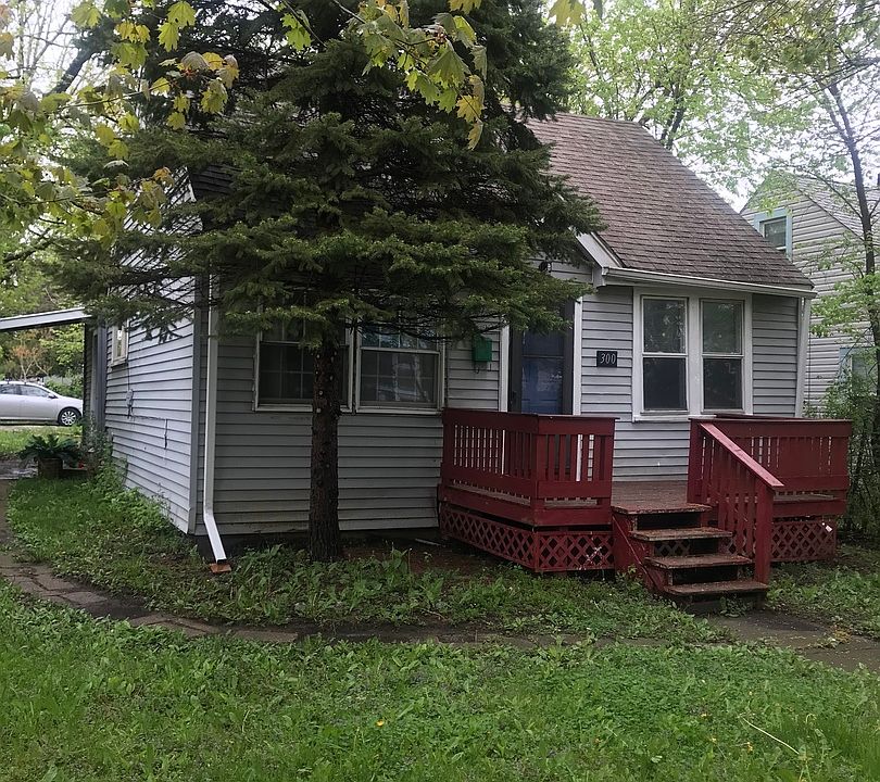 1st image of 300 E Willow Dr