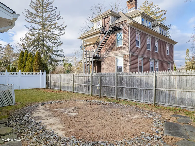 351 Hollywood Ave — Photo 15