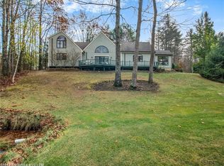 8 Acorn Ln, Manchester, ME 04351