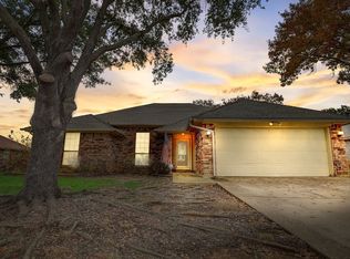 2133 Turf Club Dr, Arlington, TX 76017