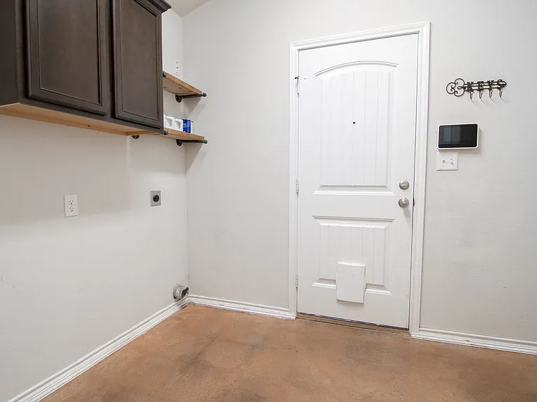5705 Champions Dr — Photo 15