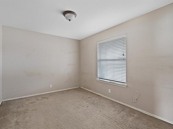 3rd image of 902 Estate Dr