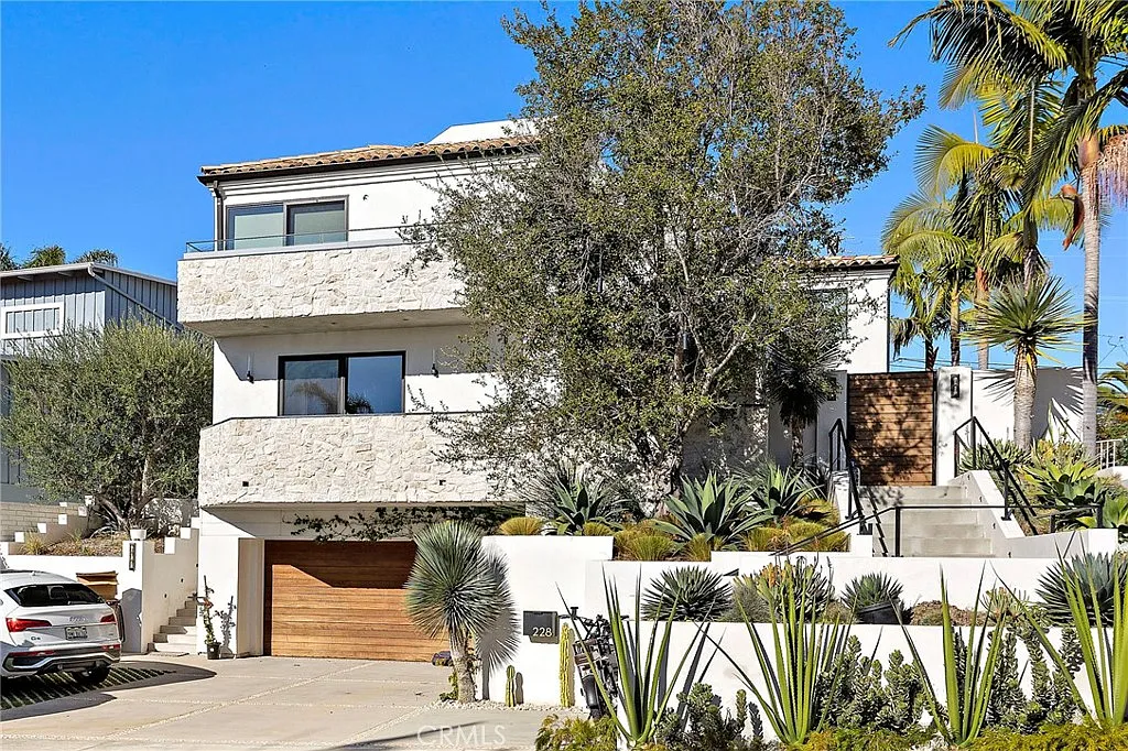 5 bed, 4.5 bath, 5445 sqft, $85,000 — Photo 1