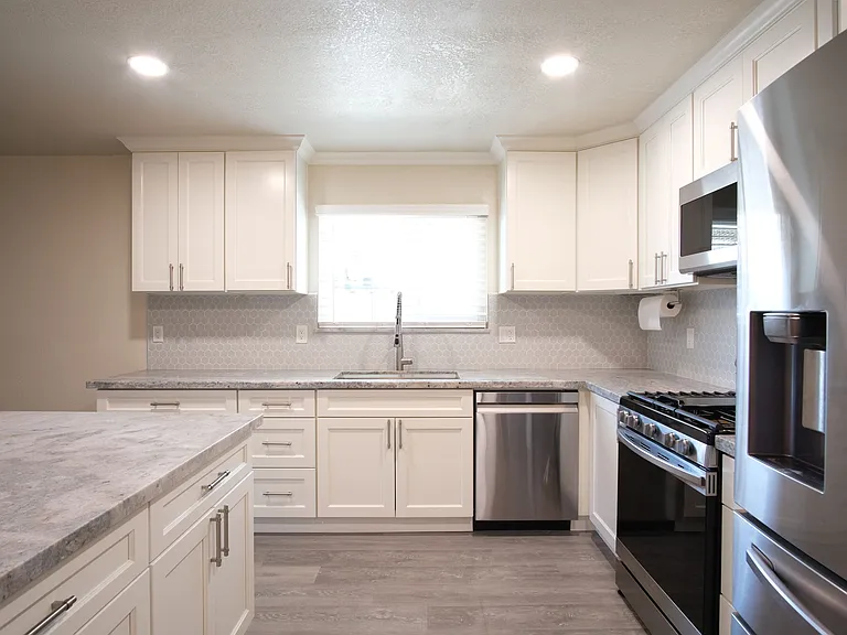 1058 Locust Ave — Photo 9
