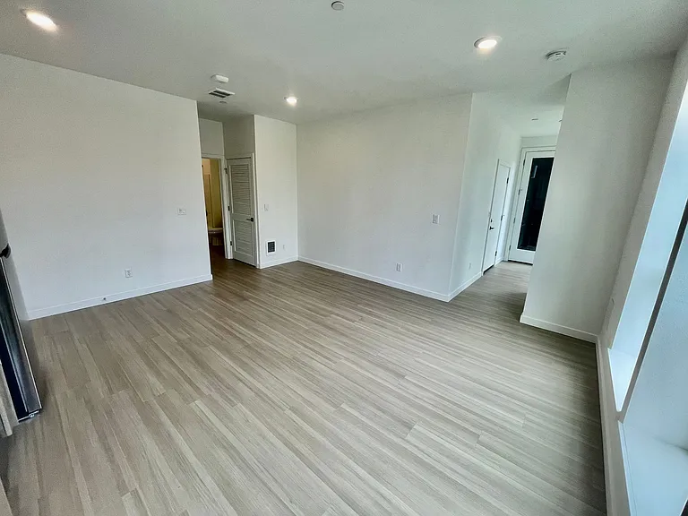 Greenwich Ave Apartments — Photo 8