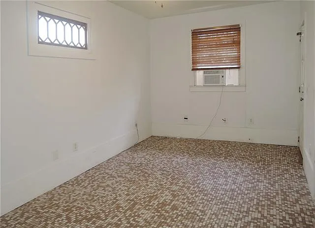 935 Touro St — Photo 12