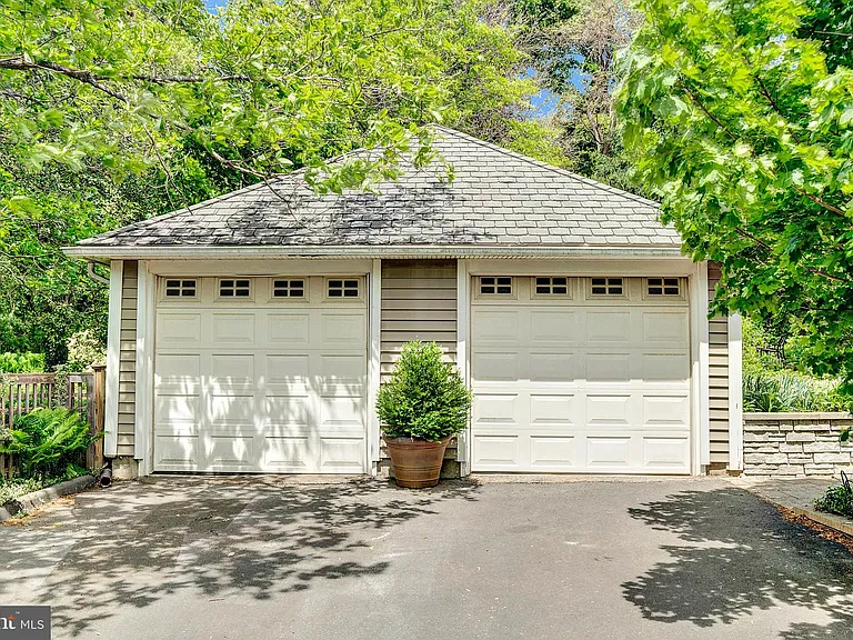 36 Hart Ave — Photo 2