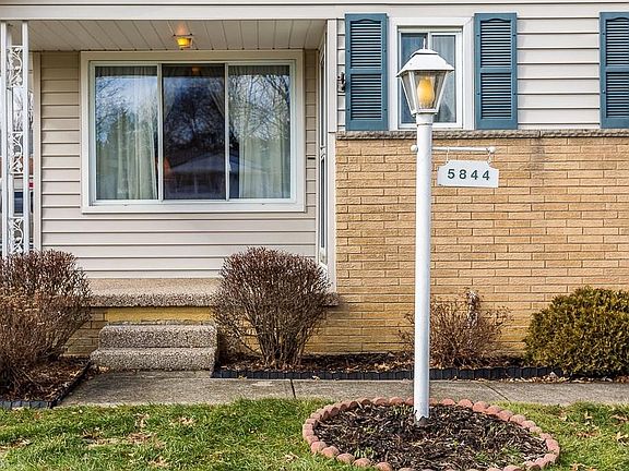 3rd image of 5844 Sweet Birch Dr