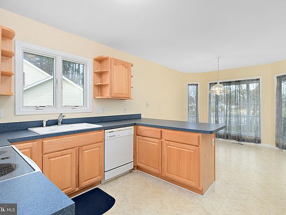 5th image of 104 Woodland Ct