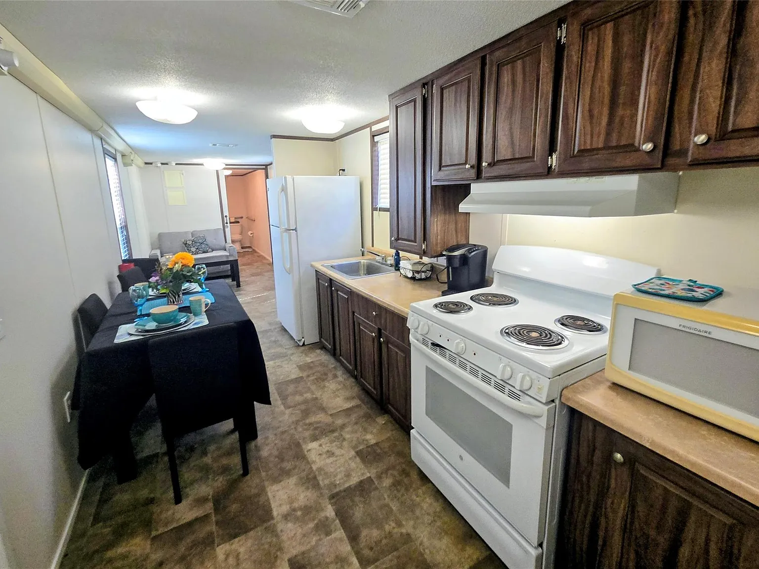 1 bed, 1.0 bath, 400 sqft, $910 — Photo 2