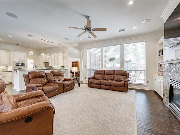 4th image of 1109 Travis Ct