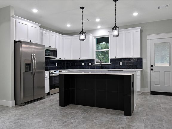 5th image of 14833 Pine Dr