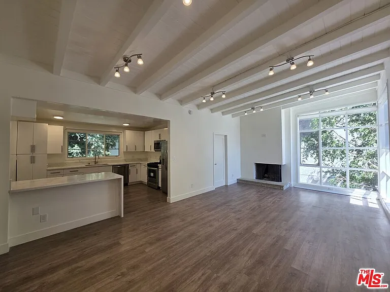 1635 S Beverly Glen Blvd #6 — Photo 58