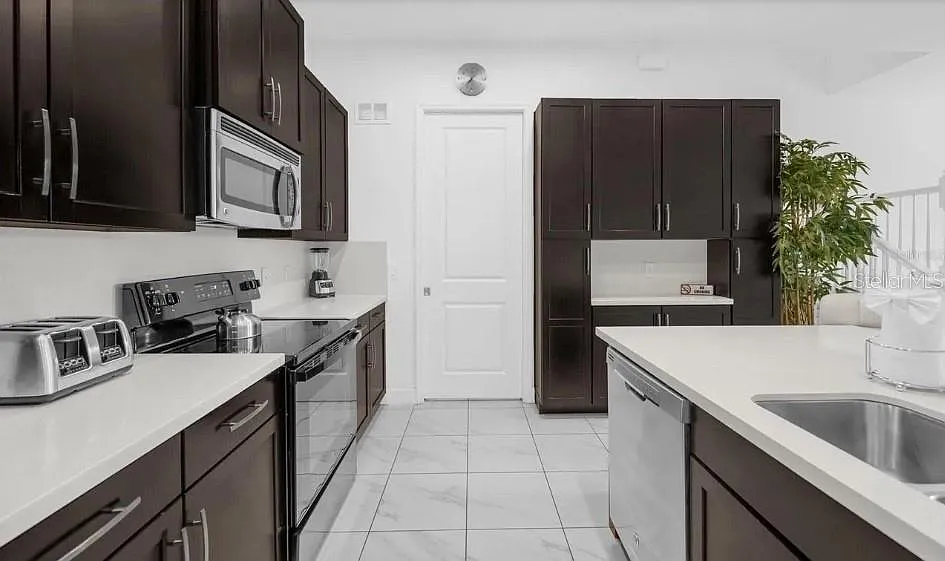 5 bed, 6.0 bath, 2204 sqft, $3,000 — Photo 4