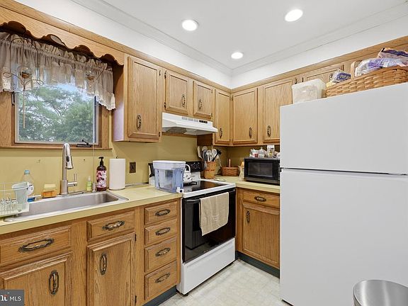 3rd image of 442 Lakeside Dr